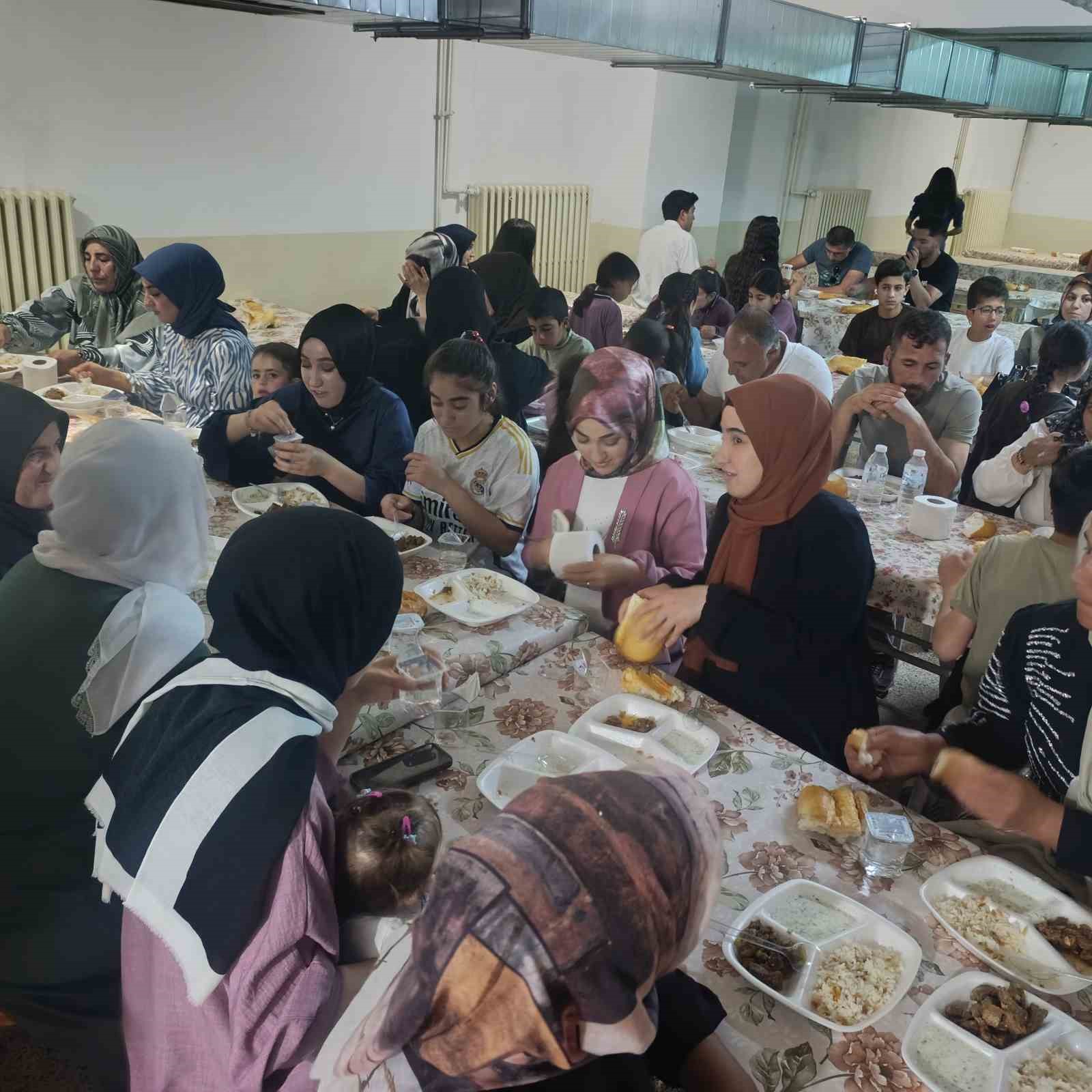 Muradiye’de geleneksel pilav günü ve mezuniyet programı düzenlendi