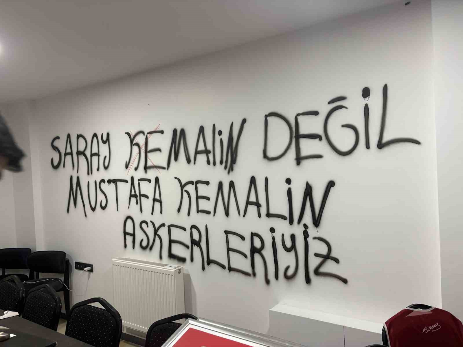 CHP Kayseri İl Başkanlığı binasının duvarlarına boyayla yazılar yazıldı