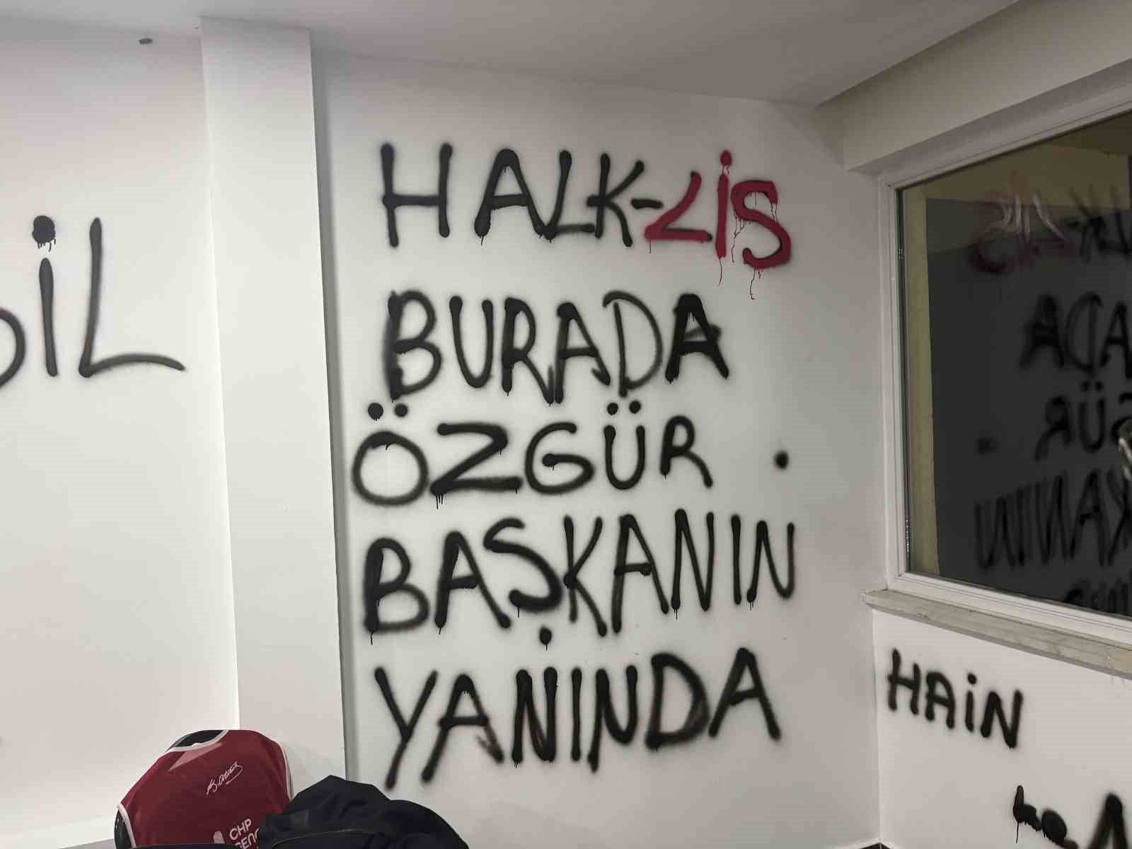 CHP Kayseri İl Başkanlığı binasının duvarlarına boyayla yazılar yazıldı