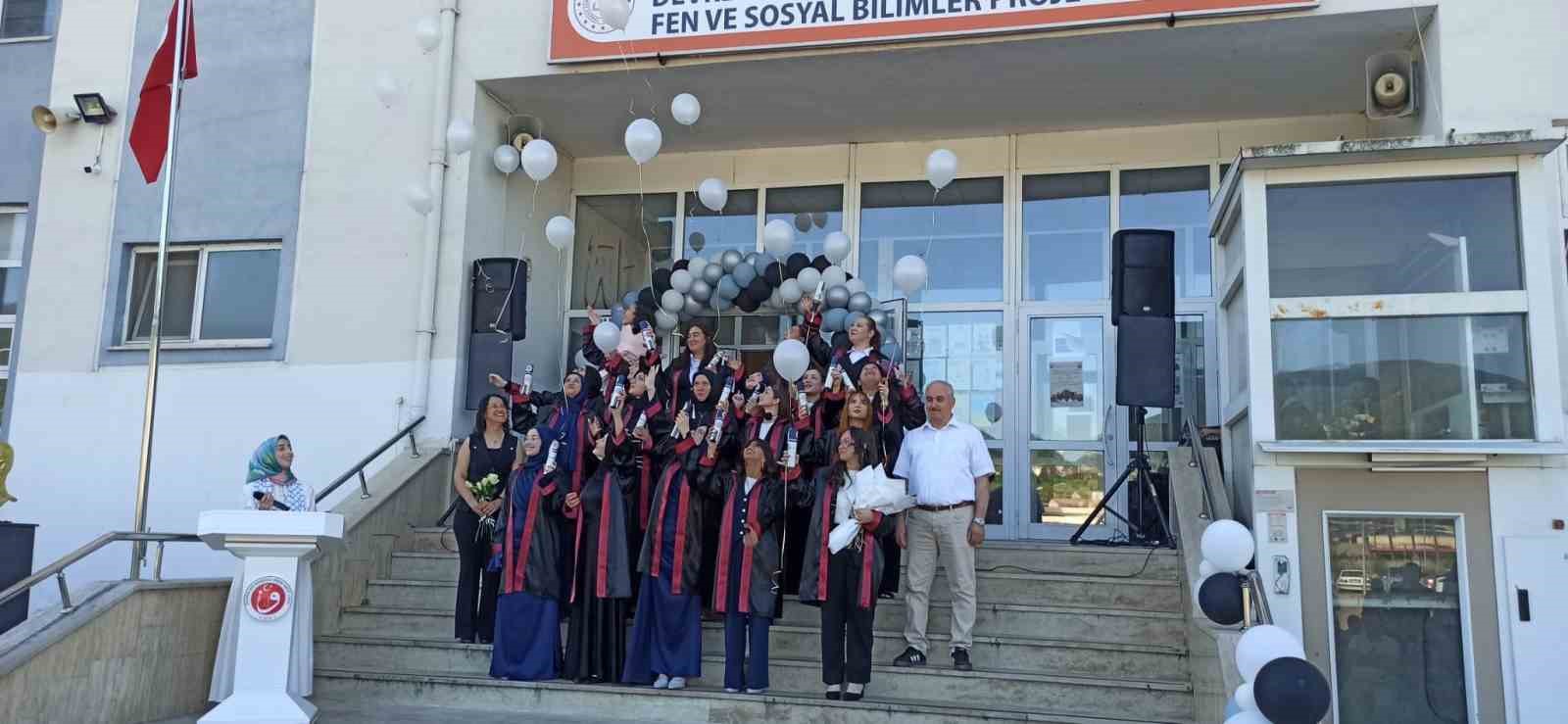 Devrek’te İmam Hatiplilerden mezuniyet sevinci