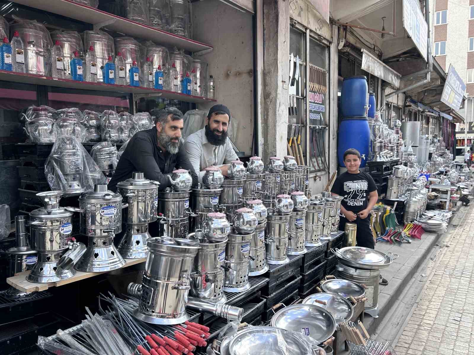 Kavurucu sıcaklar semaver ve mangal satışını artırdı