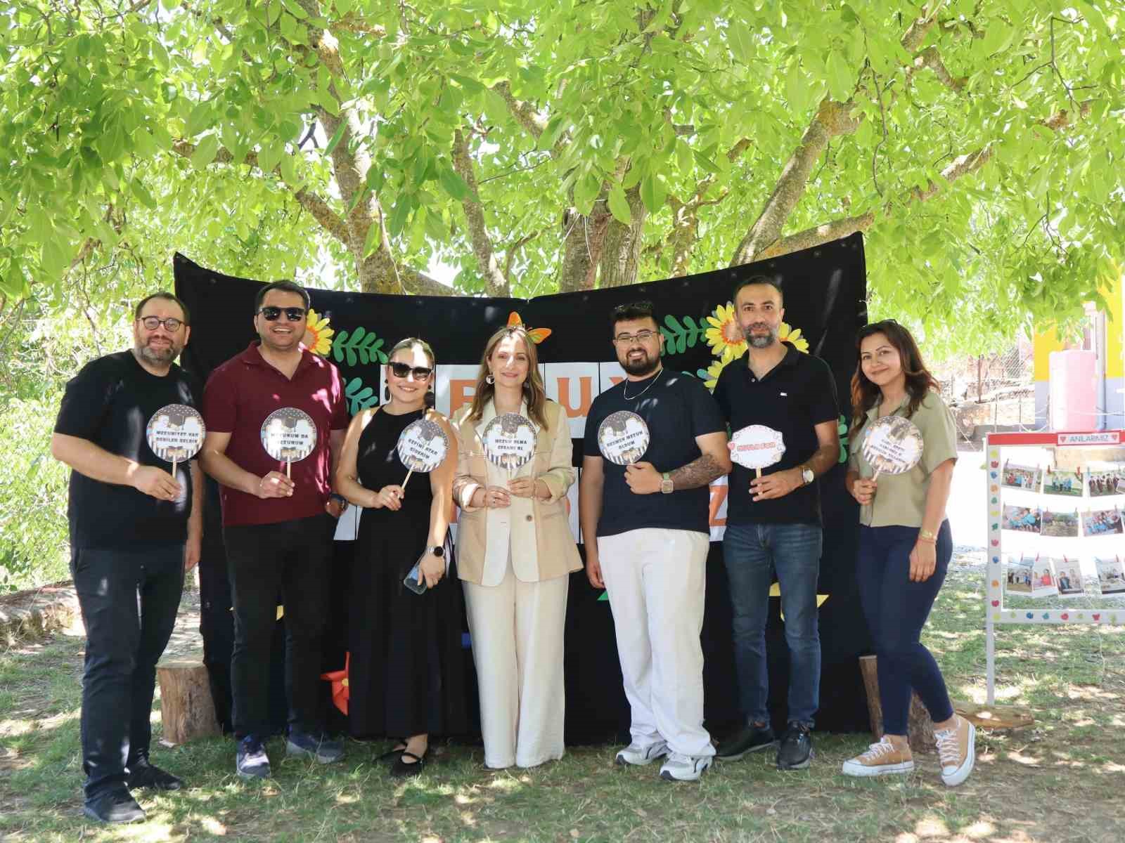 Tek öğretmenli okulun öğrencileri mezuniyet sevinci yaşadı