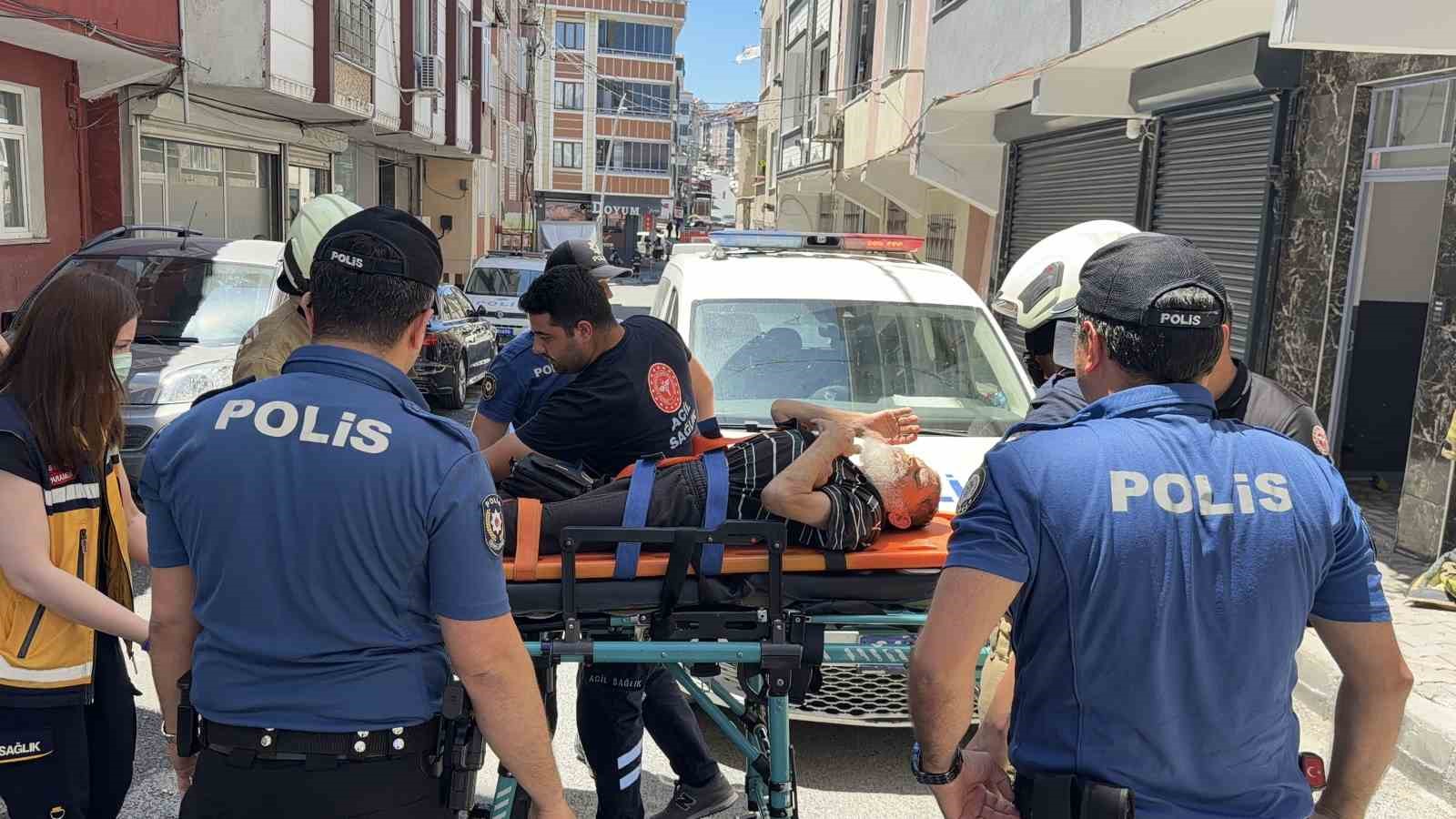 Diyaliz hastası evinde mahsur kaldı, camdan yardım istedi