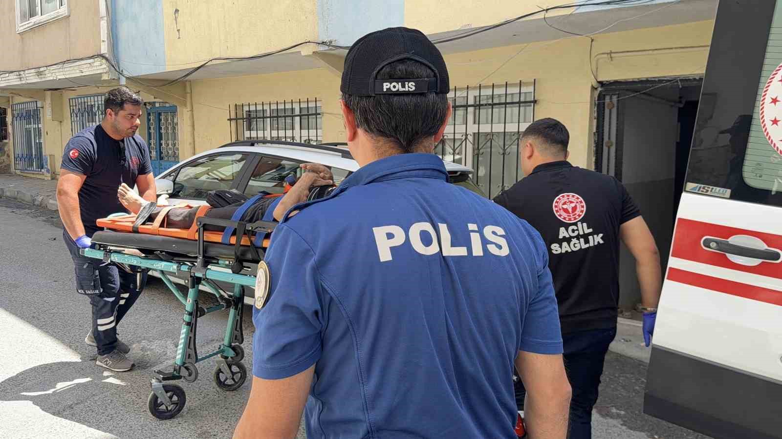Diyaliz hastası evinde mahsur kaldı, camdan yardım istedi