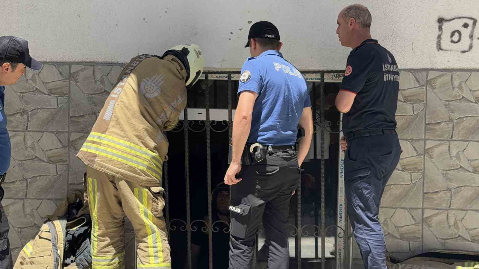 Diyaliz hastası evinde mahsur kaldı, camdan yardım istedi
