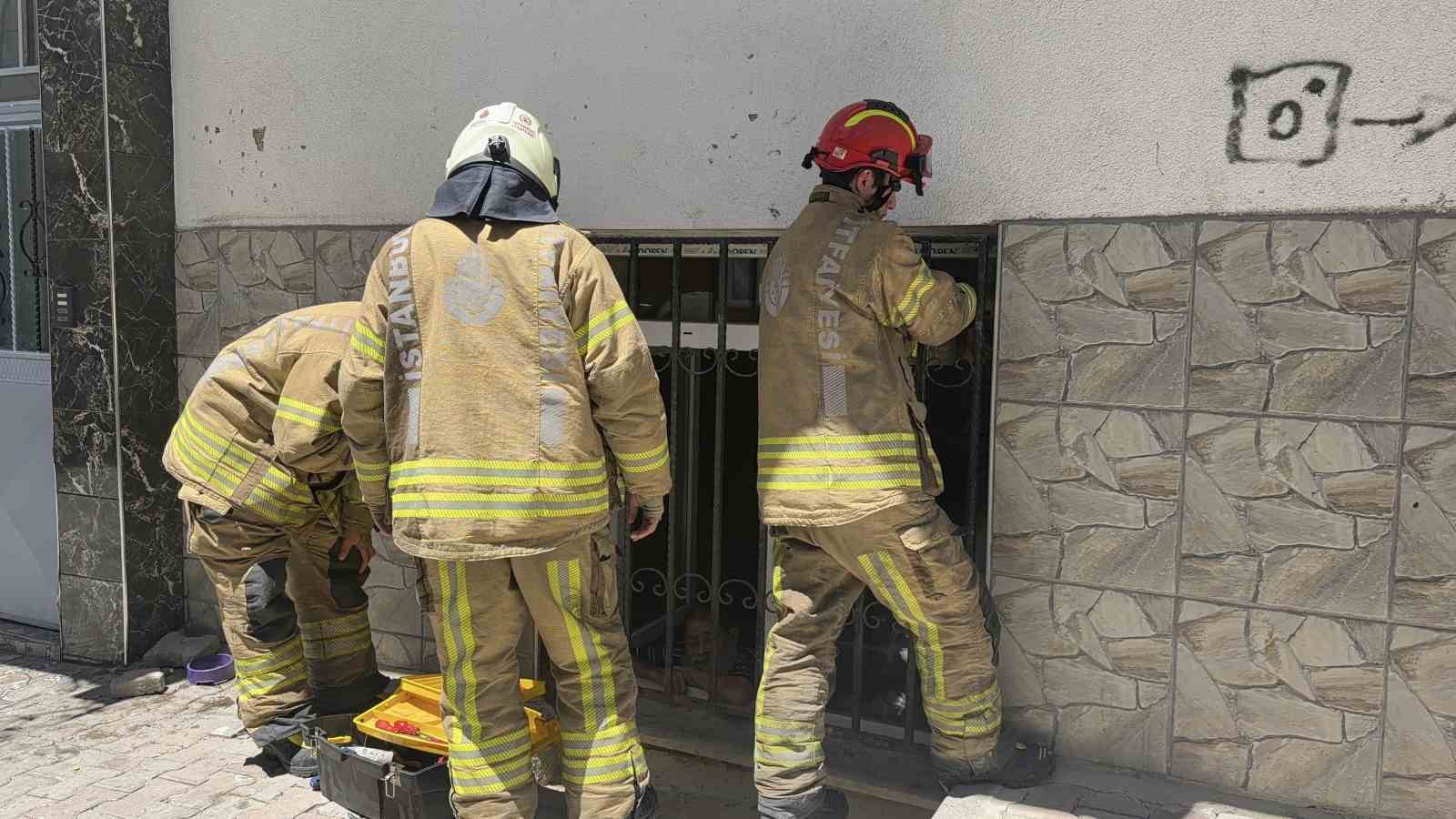 Diyaliz hastası evinde mahsur kaldı, camdan yardım istedi