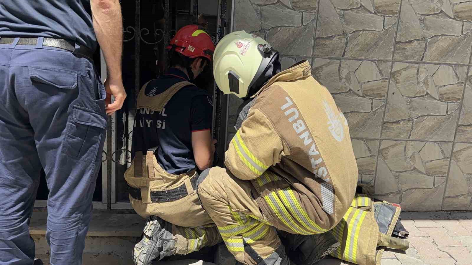 Diyaliz hastası evinde mahsur kaldı, camdan yardım istedi