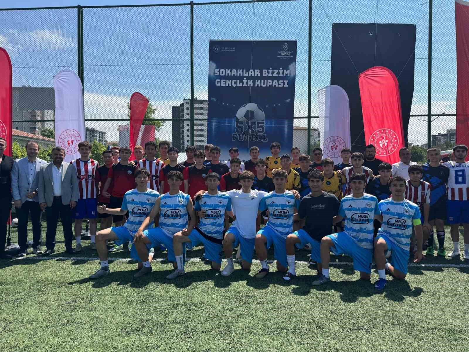 Kayseri’de 5x5 Futbol Gençlik Kupası başladı