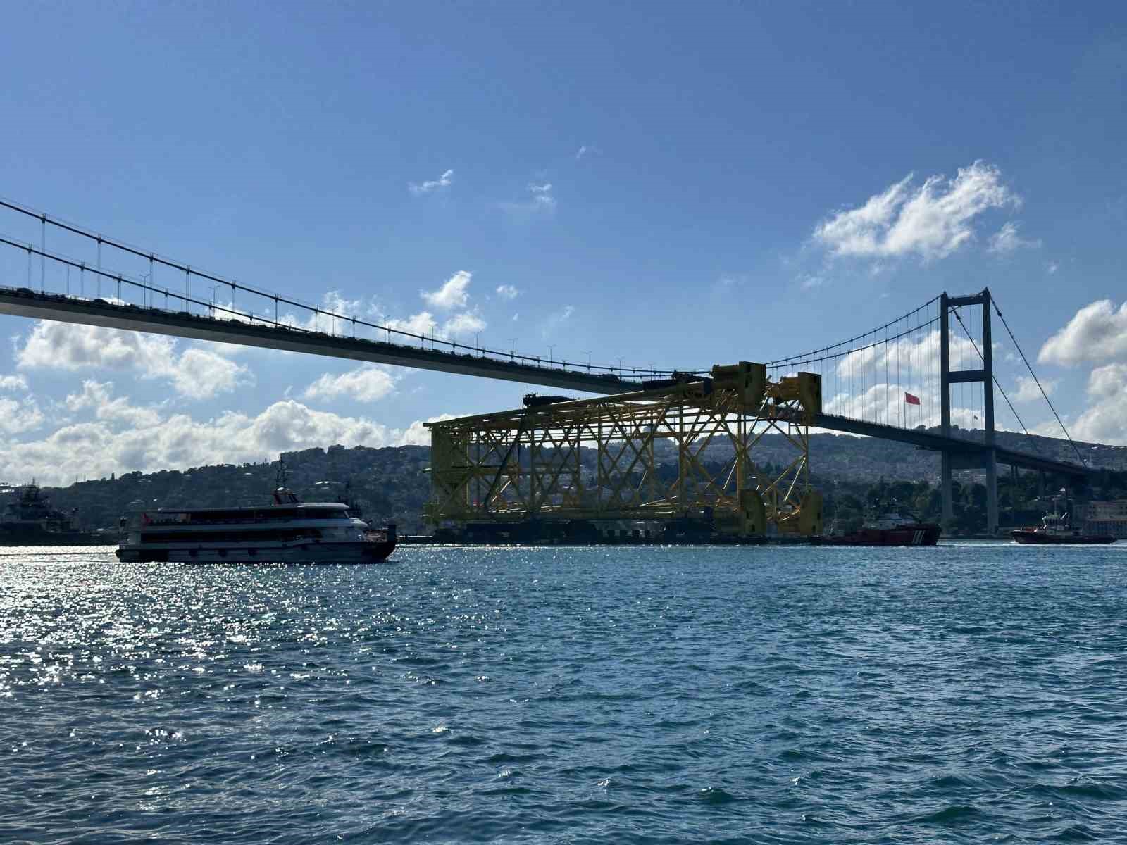 İstanbul Boğazı’ndan 350 metrelik sondaj platform iskelesi geçiş yapıyor