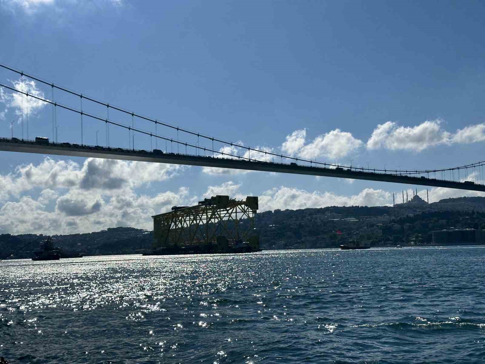 İstanbul Boğazı’ndan 350 metrelik sondaj platform iskelesi geçiş yapıyor
