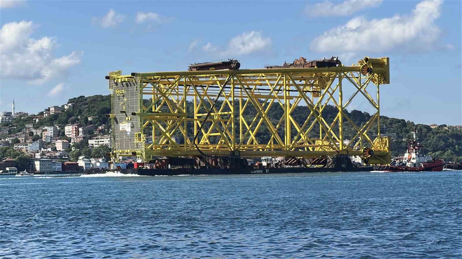 İstanbul Boğazı’ndan 350 metrelik sondaj platform iskelesi geçiş yapıyor