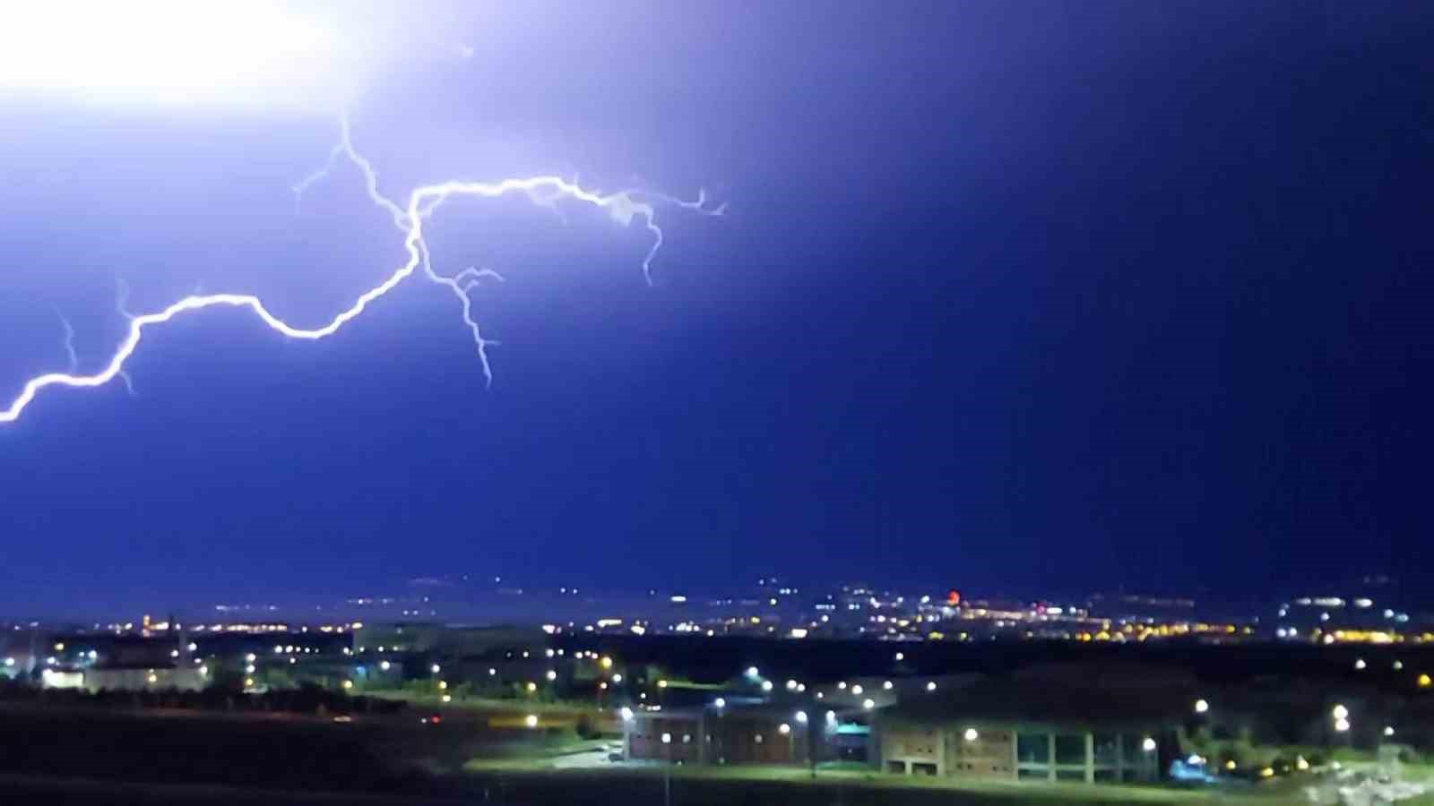 Erzurum’da şimşekler geceyi aydınlattı