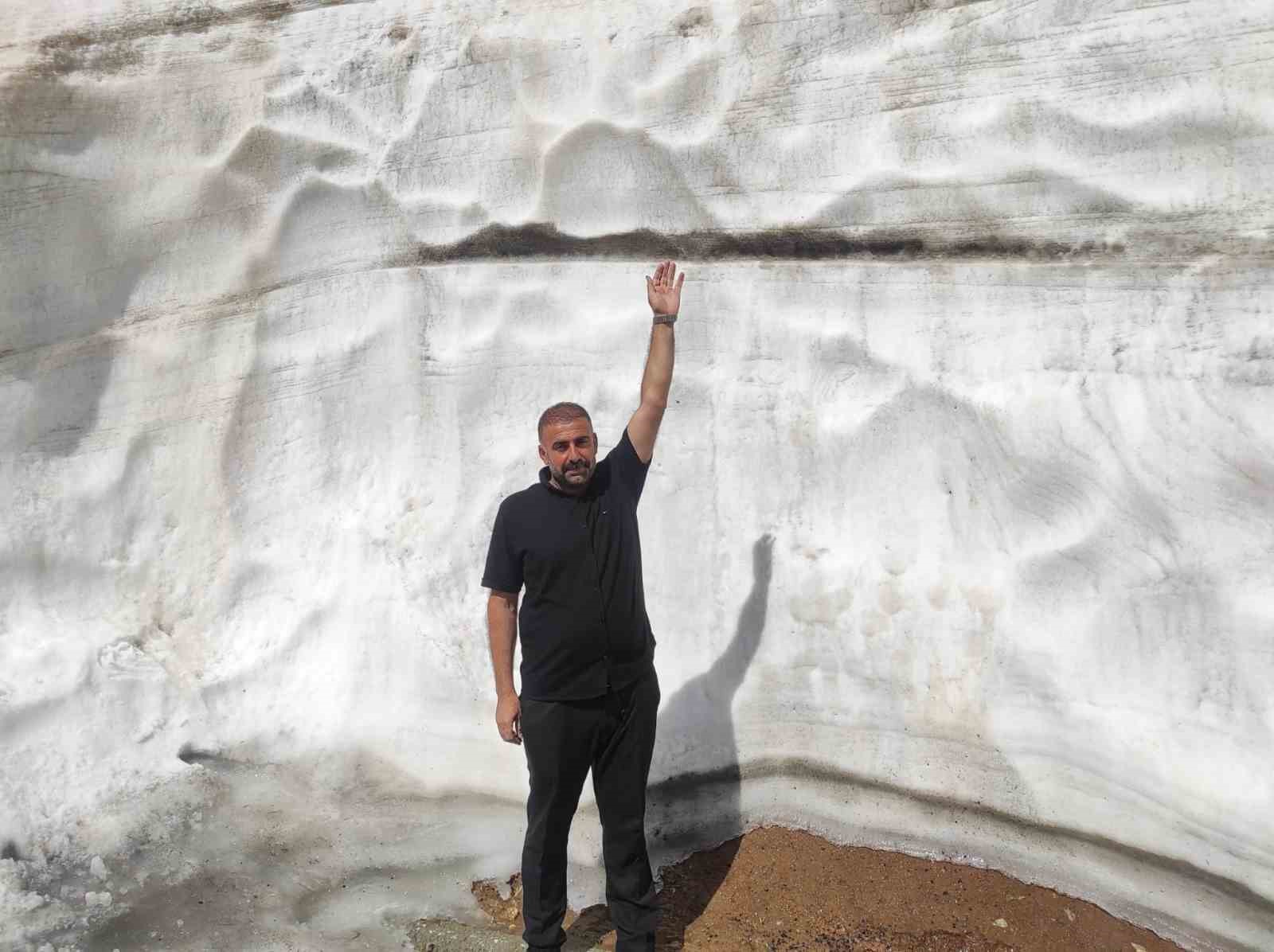 Kar kalınlığının 5 metreyi bulduğu Mereto Dağı’na bahar yeni geldi