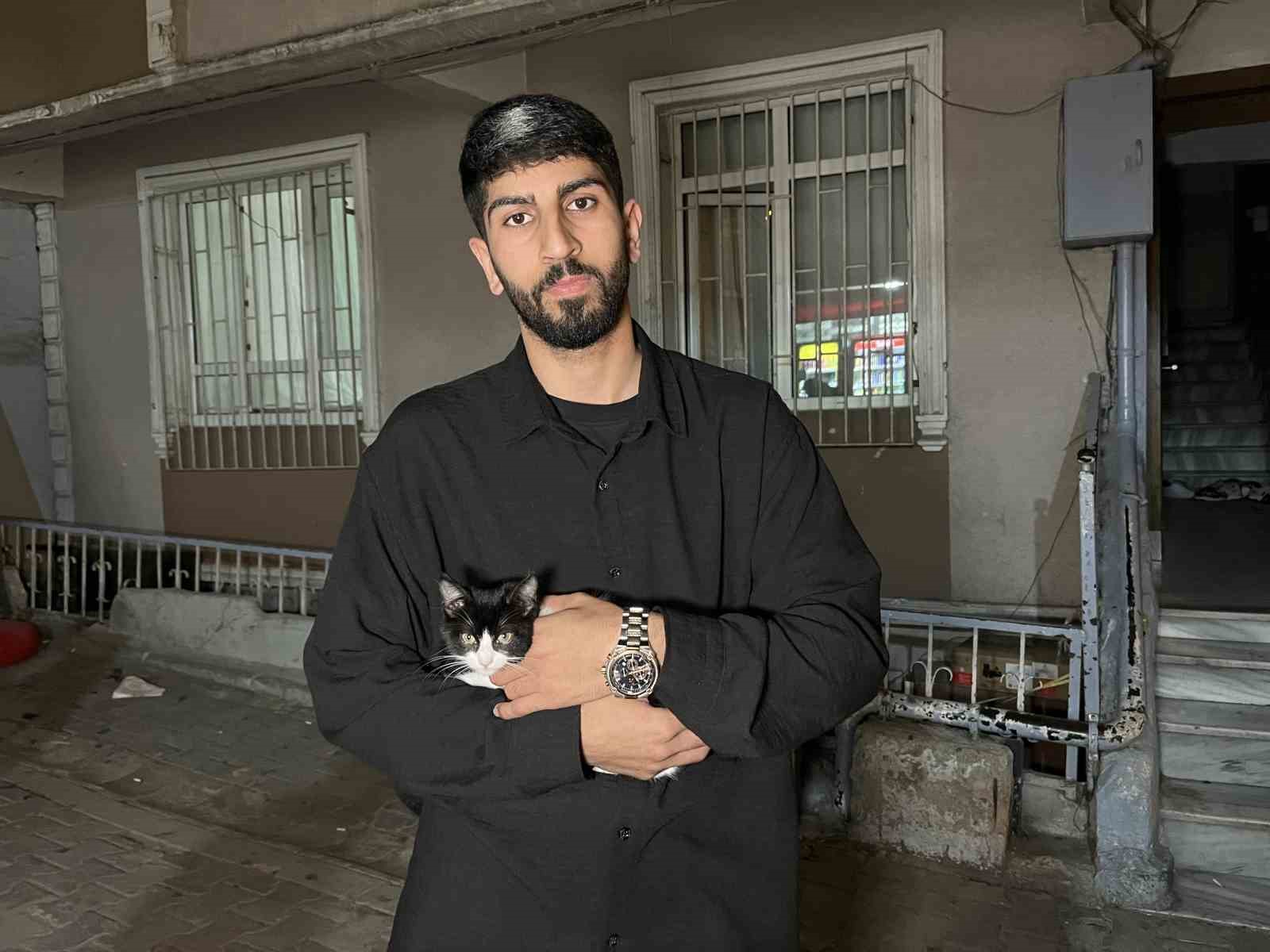 Küçükçekmece’de 7’inci kattan düşen kedi şemsiye ile kurtarıldı