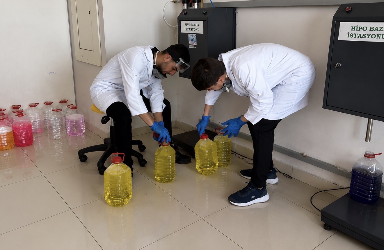 Ağrı’da temizlik ve hijyen ürünleri üreten öğrenciler hem öğreniyor hem kazanıyor