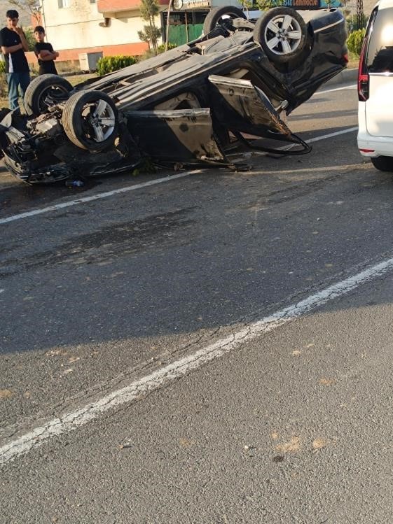 Diyarbakır’da 3 kişinin yaralandığı trafik kazası güvenlik kameralarına yansıdı