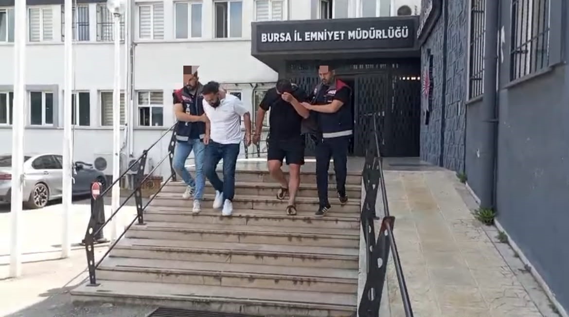 Bursa’da "Yeğenin zor durumda" yalanıyla altın vurgunu: Yaşlı kadını dolandıran 2 şüpheli tutuklandı