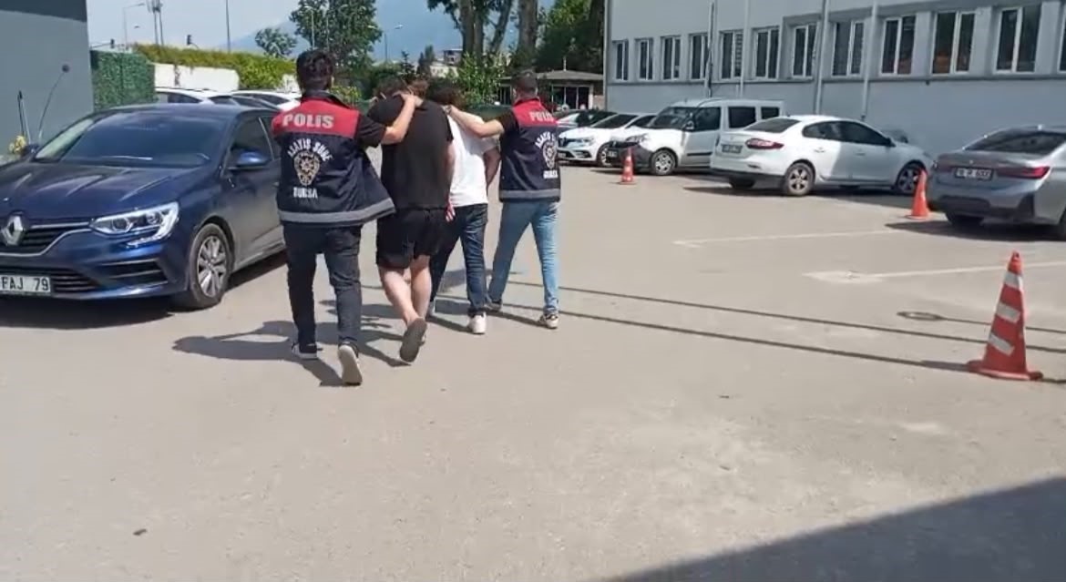 Bursa’da "Yeğenin zor durumda" yalanıyla altın vurgunu: Yaşlı kadını dolandıran 2 şüpheli tutuklandı