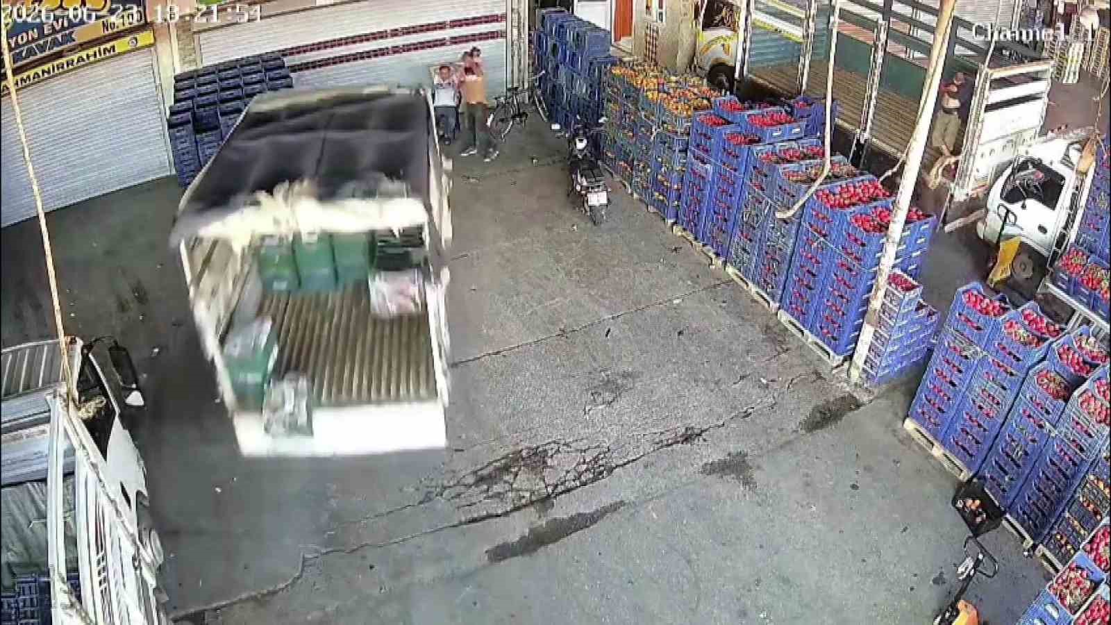 Adana’da kamyonetin çarptığı kişi yaralandı