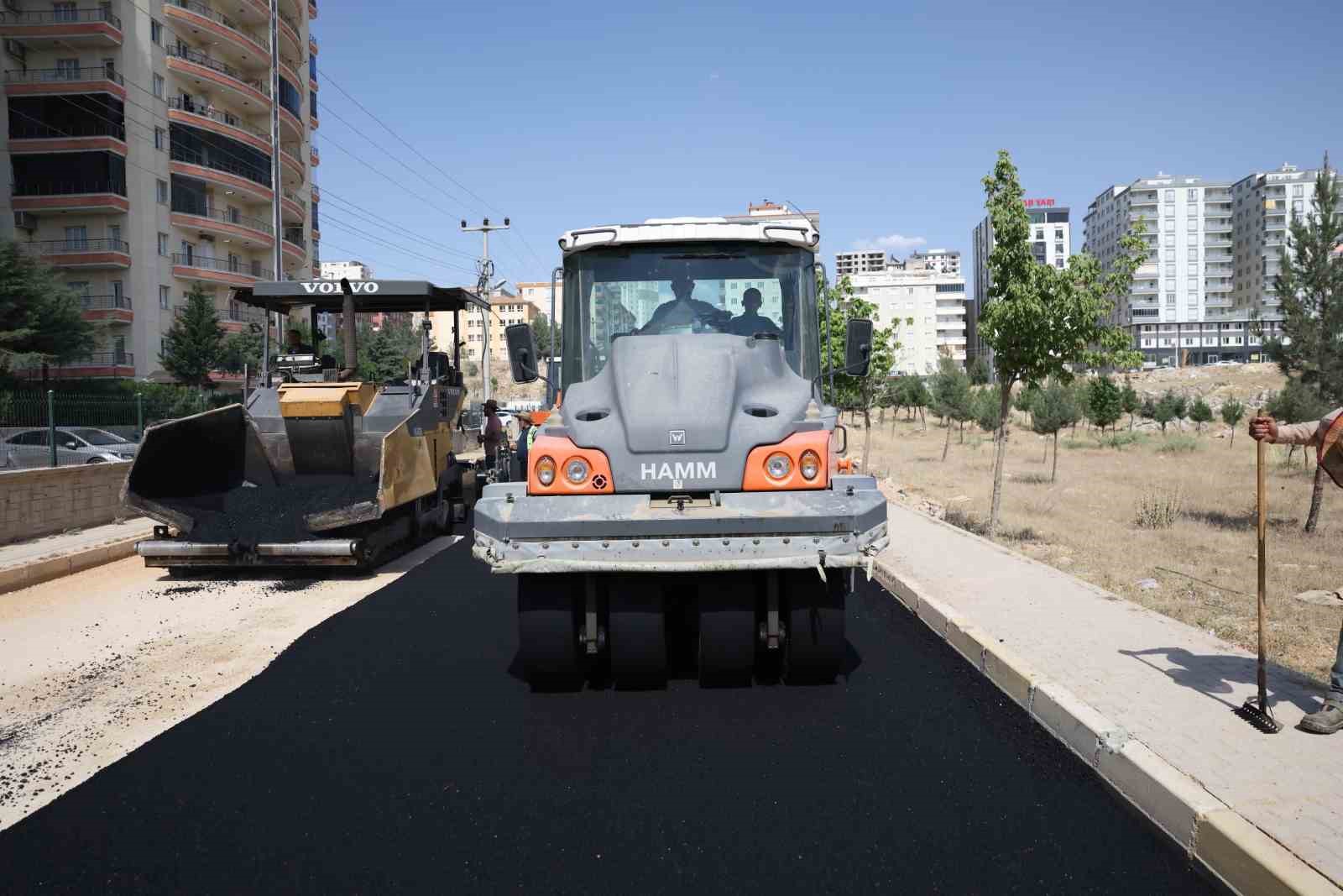 Mardin Büyükşehir Belediyesi, Artuklu’da asfalt çalışmalarına devam ediyor