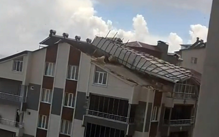 Ahlat’ta hortum çatıları uçurdu