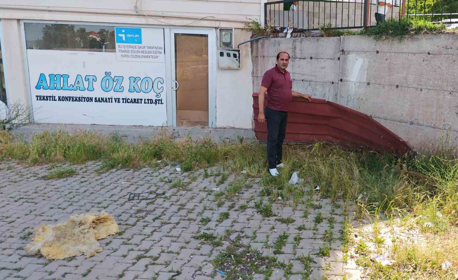 Ahlat’ta hortum çatıları uçurdu