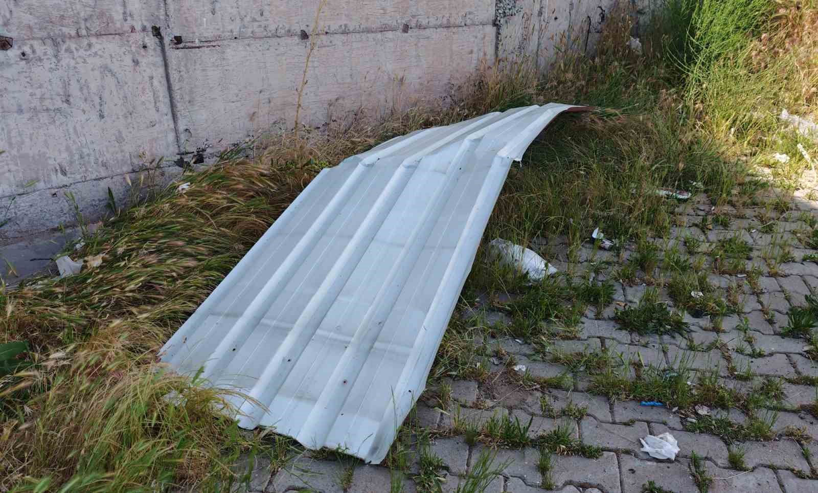 Ahlat’ta hortum çatıları uçurdu