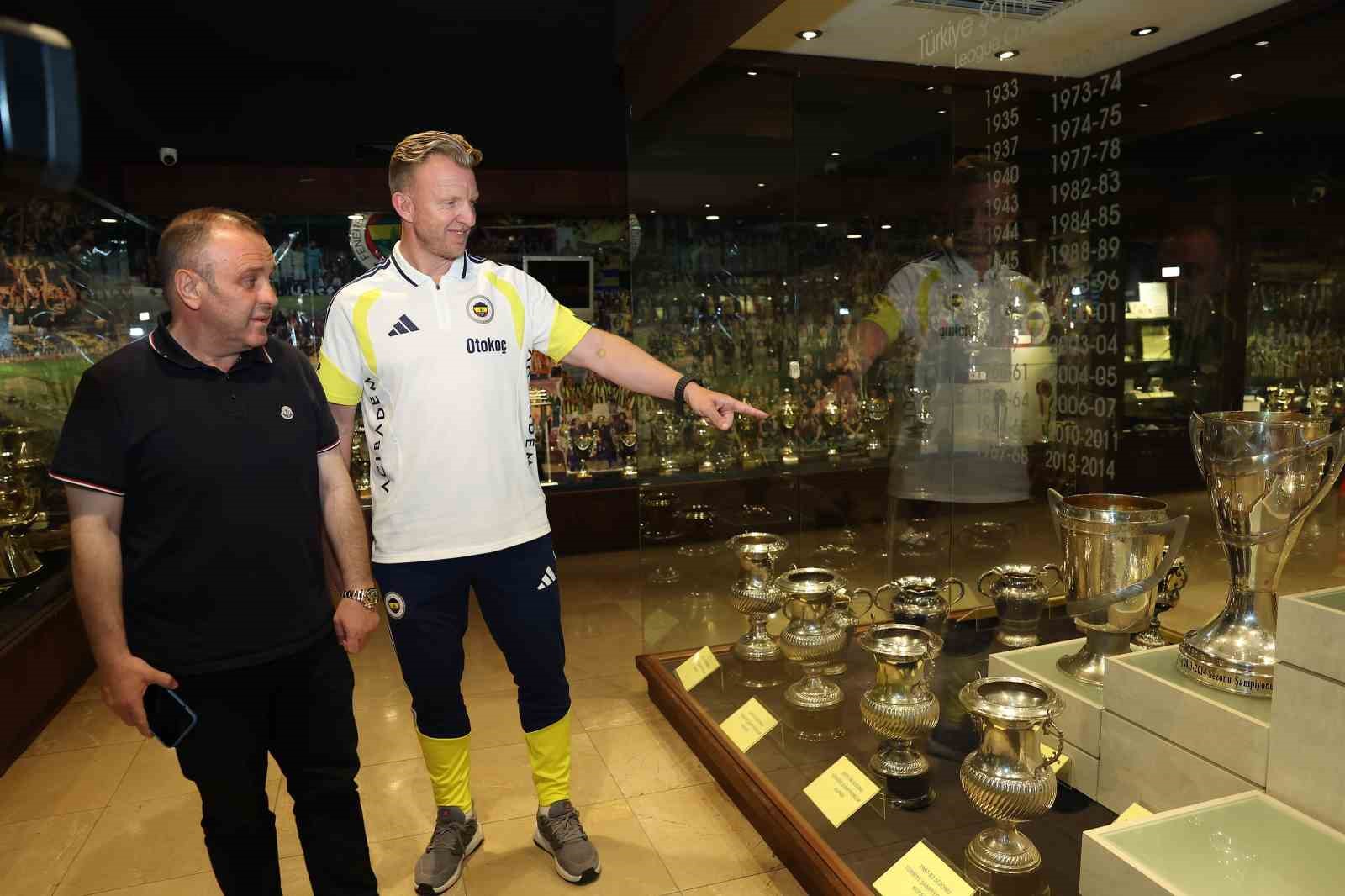 Dirk Kuyt, Fenerbahçe’de yardımcı antrenörlük görevine başladı