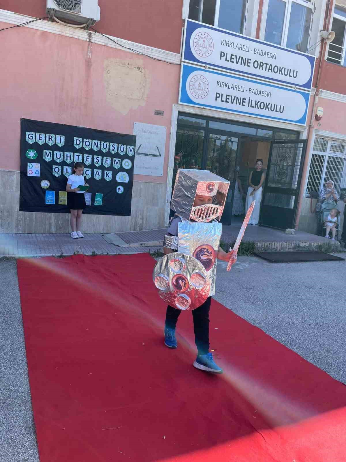 Babaeski’de öğrencilerden atıkları sanata dönüştüren defile