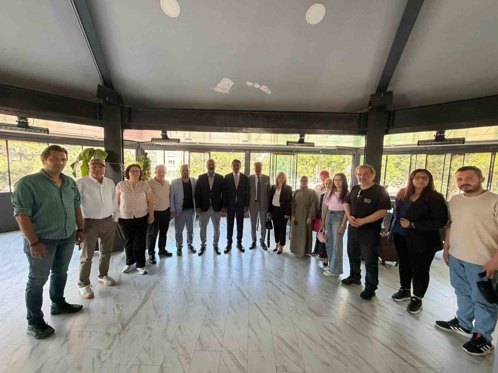 Avşaroğlu basın temsilcileriyle görüştü