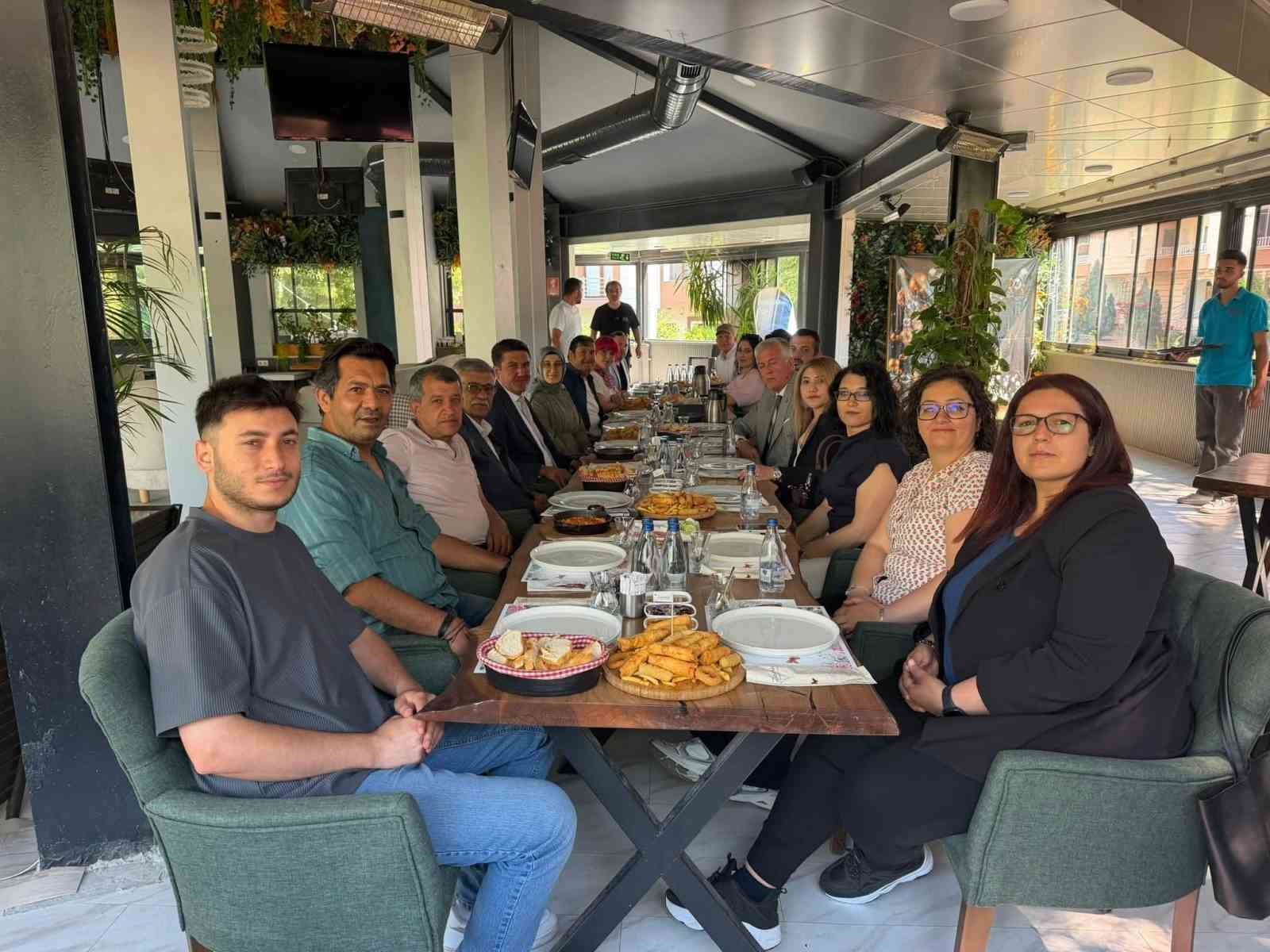 Avşaroğlu basın temsilcileriyle görüştü