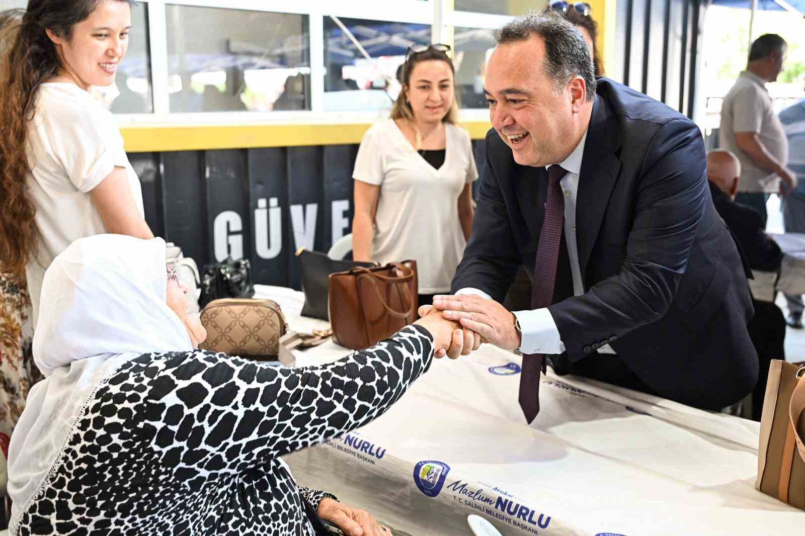 Manisa Büyükşehir’den afetzedelere ayni ve nakdi yardım