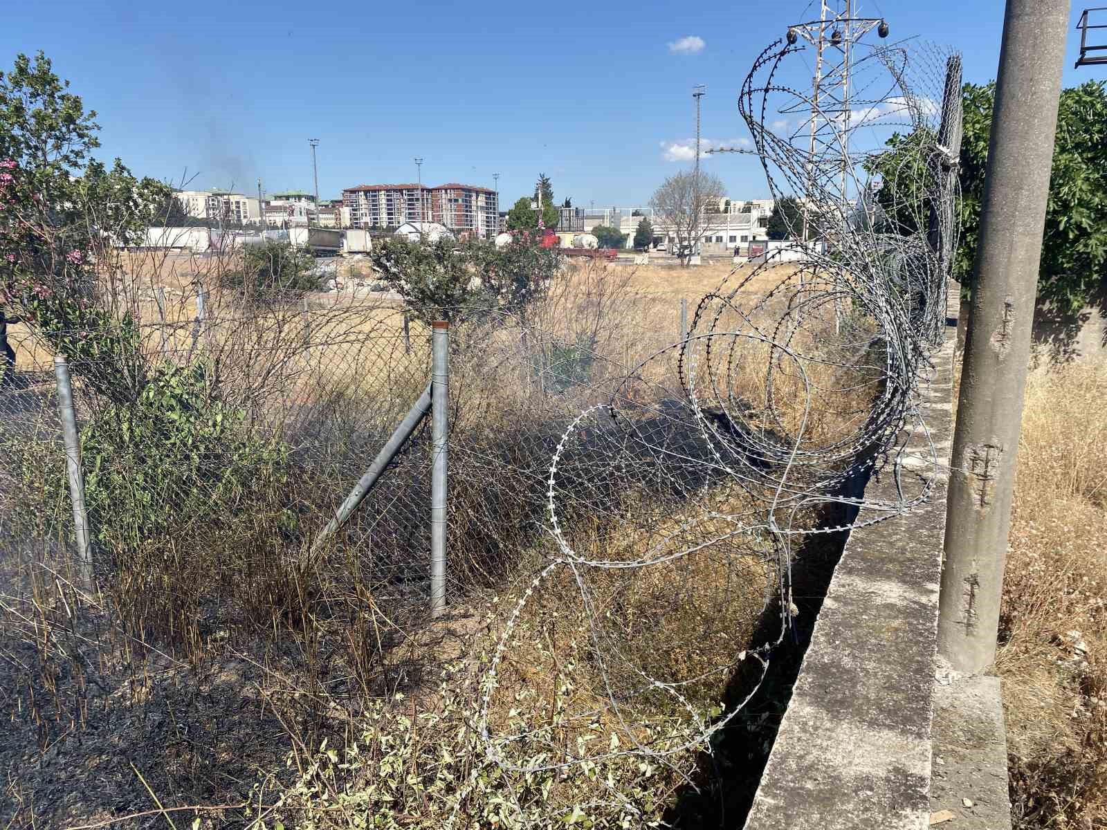Kocaeli’de saman yüklü tırın römorkunda çıkan yangın mahalleyi sardı