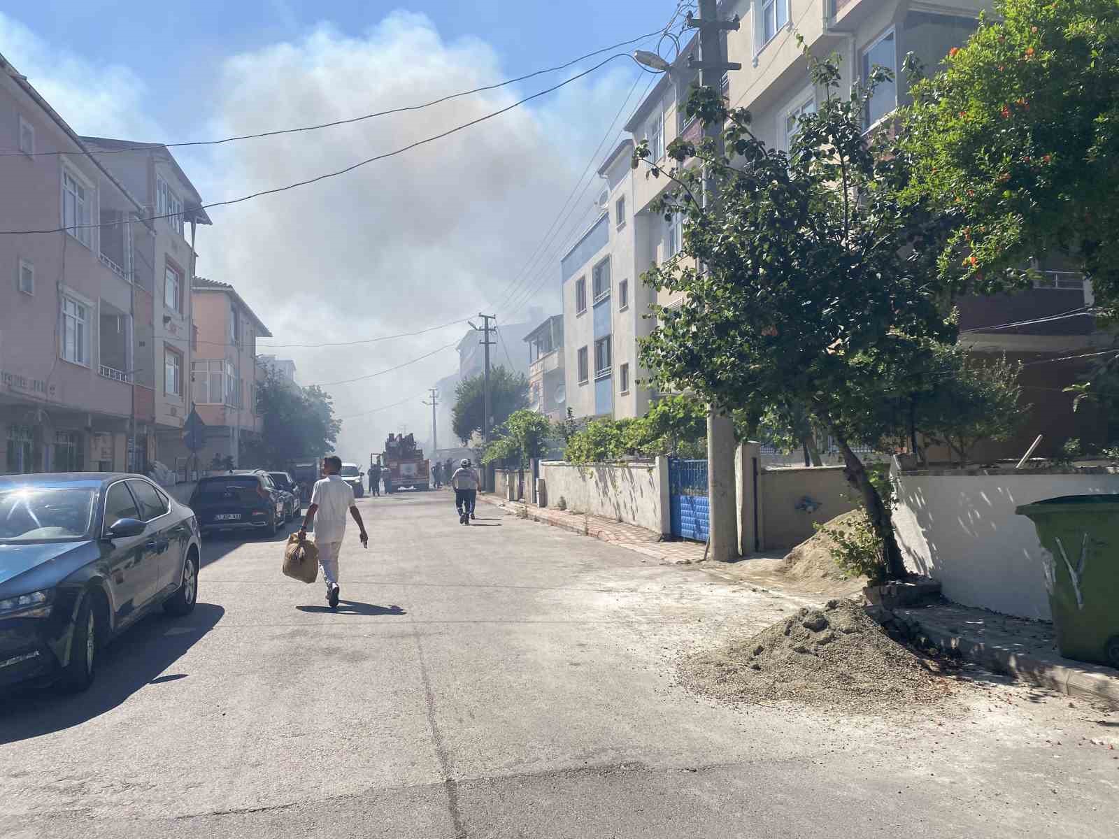 Kocaeli’de saman yüklü tırın römorkunda çıkan yangın mahalleyi sardı