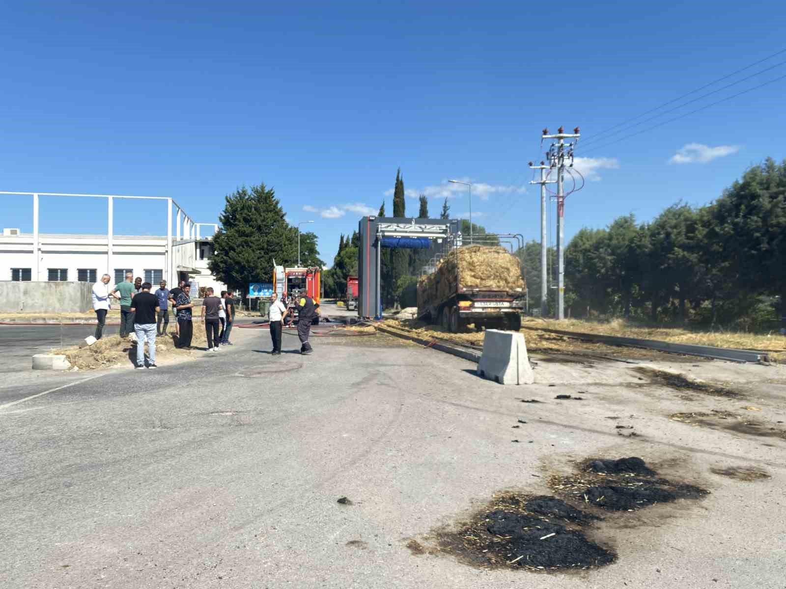 Kocaeli’de saman yüklü tırın römorkunda çıkan yangın mahalleyi sardı