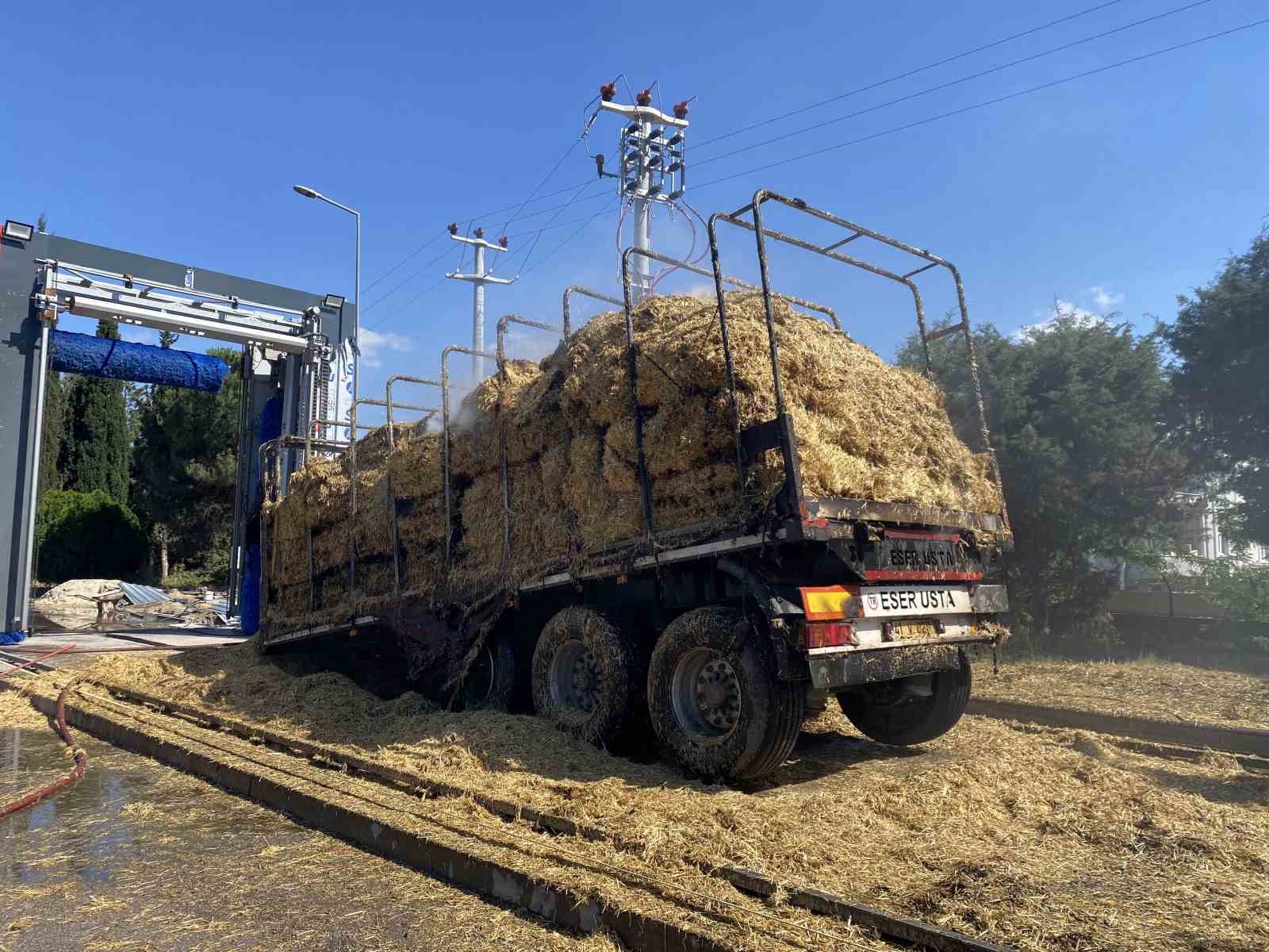 Kocaeli’de saman yüklü tırın römorkunda çıkan yangın mahalleyi sardı