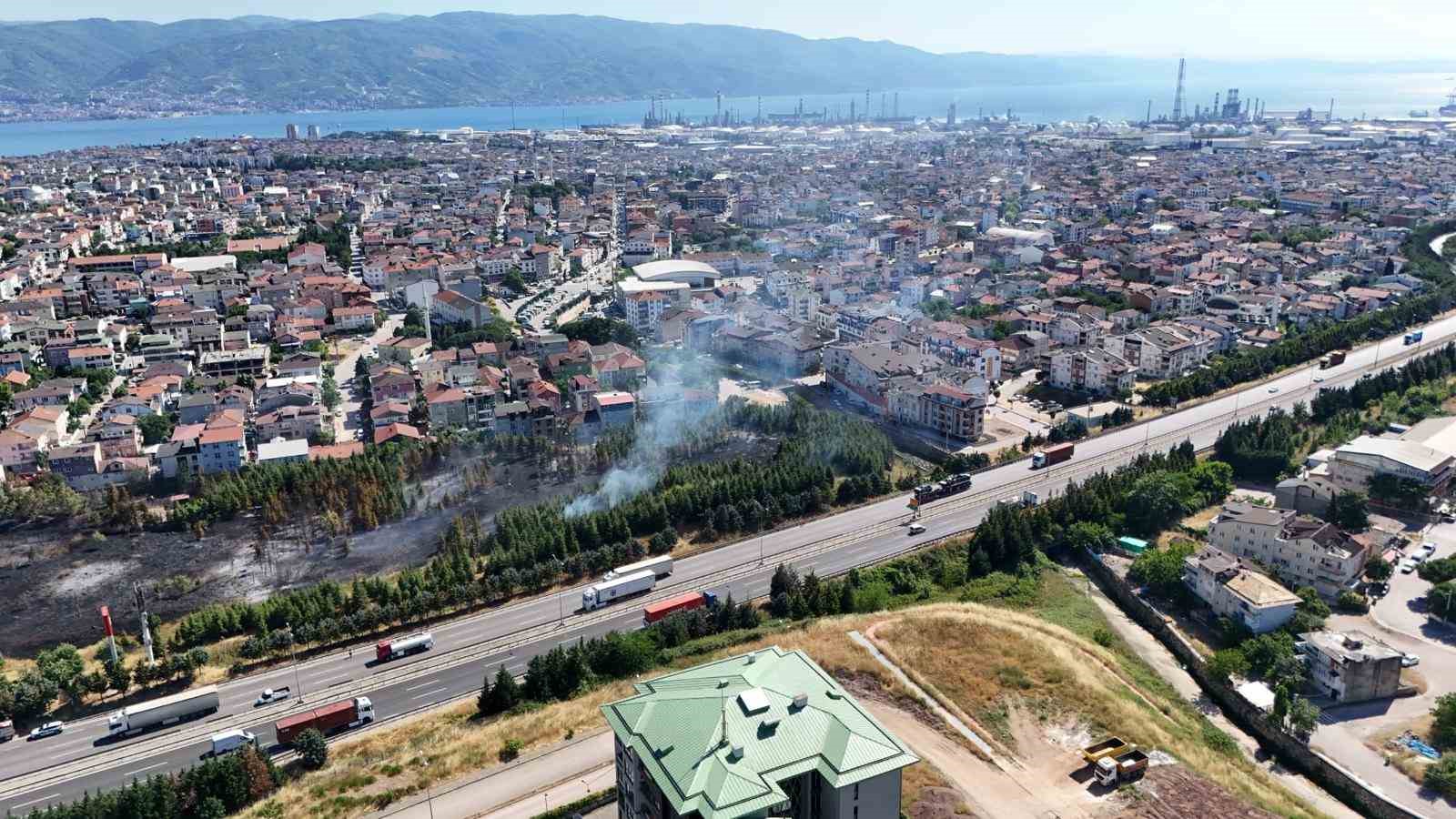Kocaeli’de saman yüklü tırın römorkunda çıkan yangın mahalleyi sardı