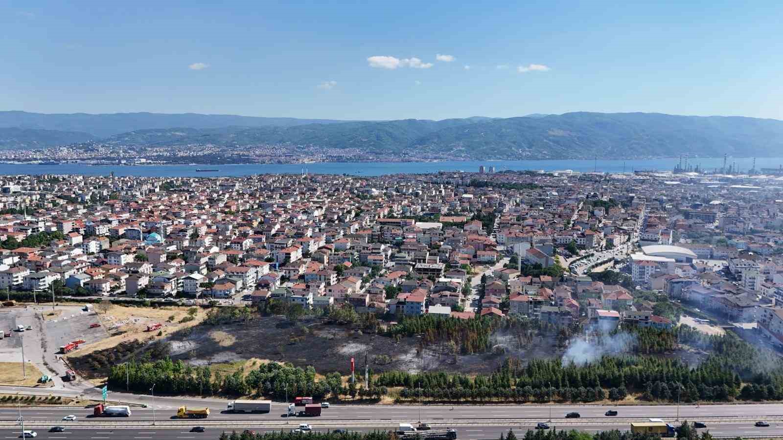 Kocaeli’de saman yüklü tırın römorkunda çıkan yangın mahalleyi sardı