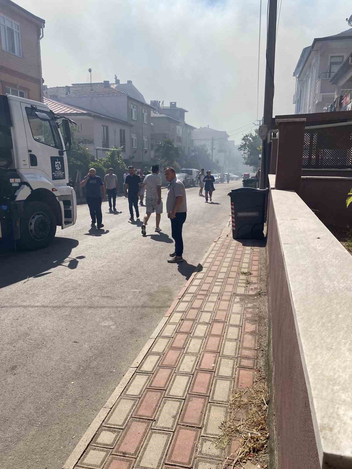 Kocaeli’de saman yüklü tırın römorkunda çıkan yangın mahalleyi sardı