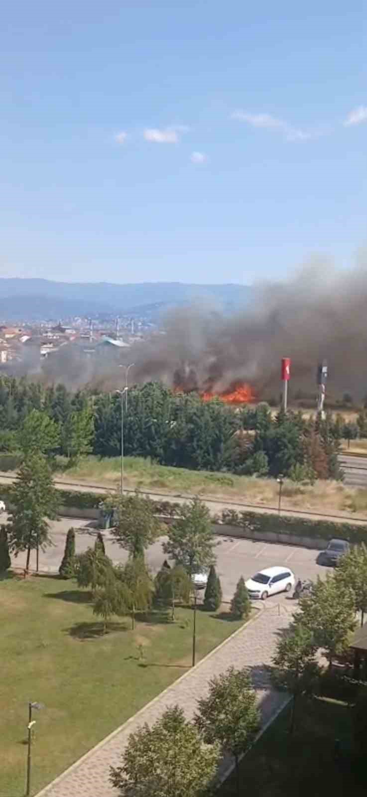 Kocaeli’de saman yüklü tırın römorkunda çıkan yangın mahalleyi sardı