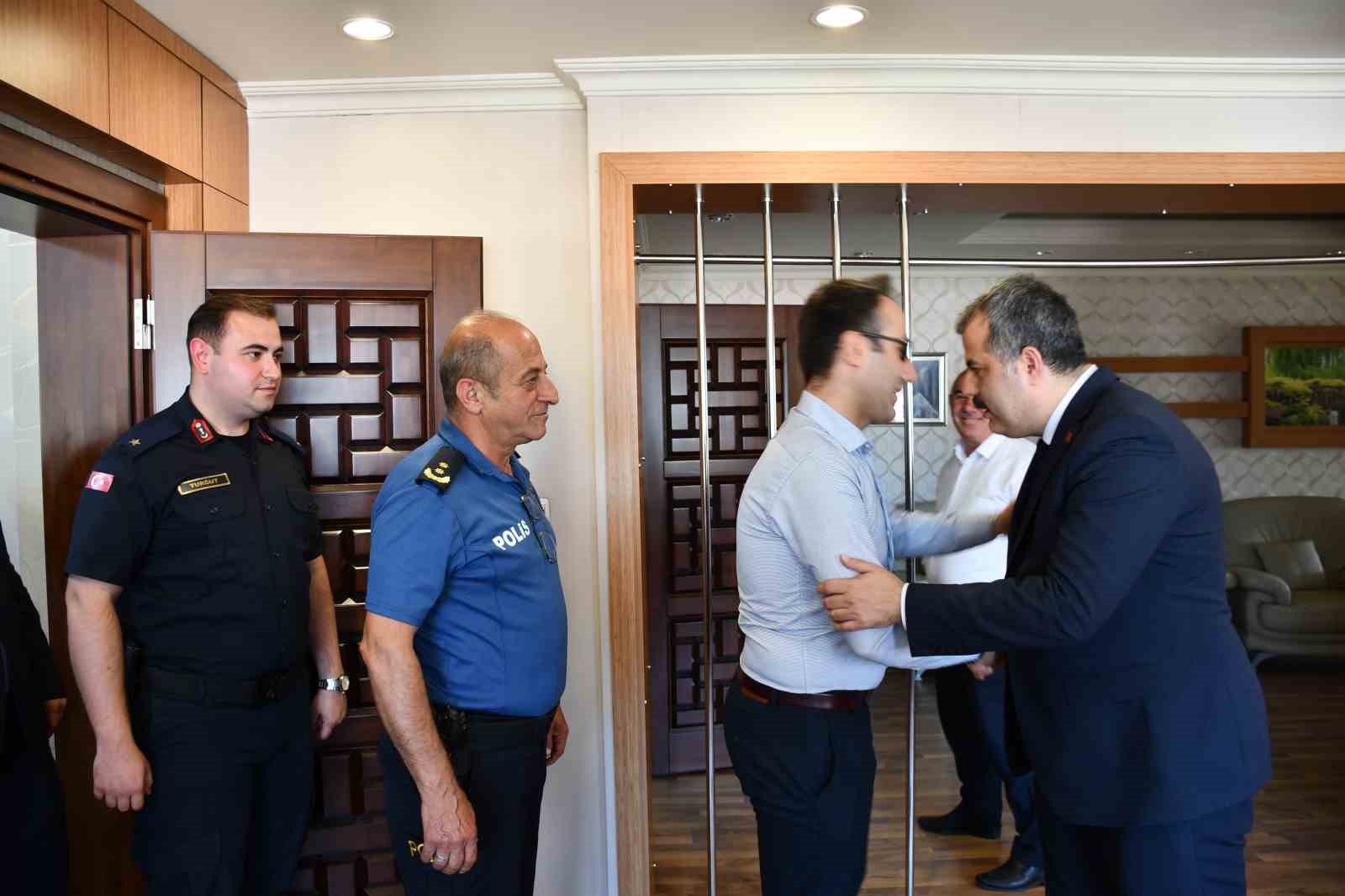 Kaymakam Kaya, son mesai gününde vatandaşlarla vedalaştı