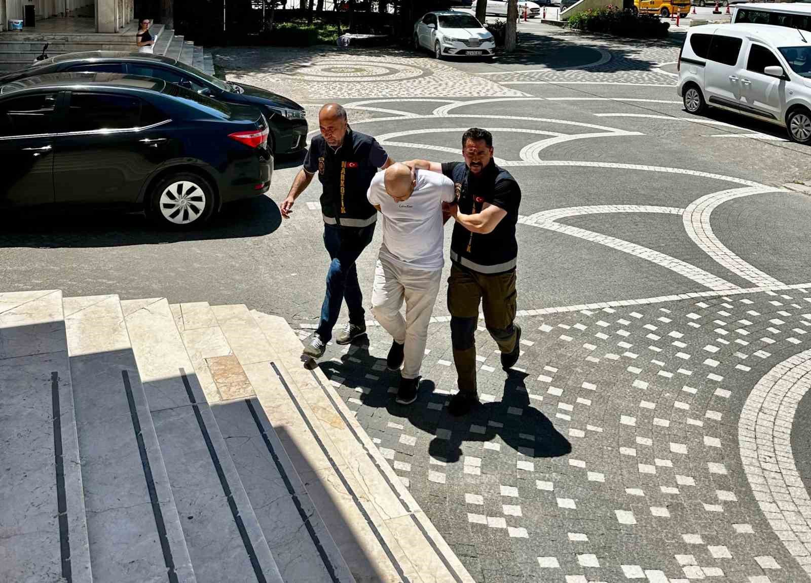 Otobüsteki yolcudan 5 bin uyuşturucu hap çıktı