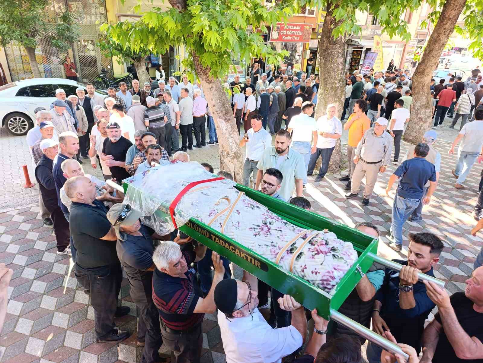 Park halindeki otomobilde ölü bulunan genç kız toprağa verildi