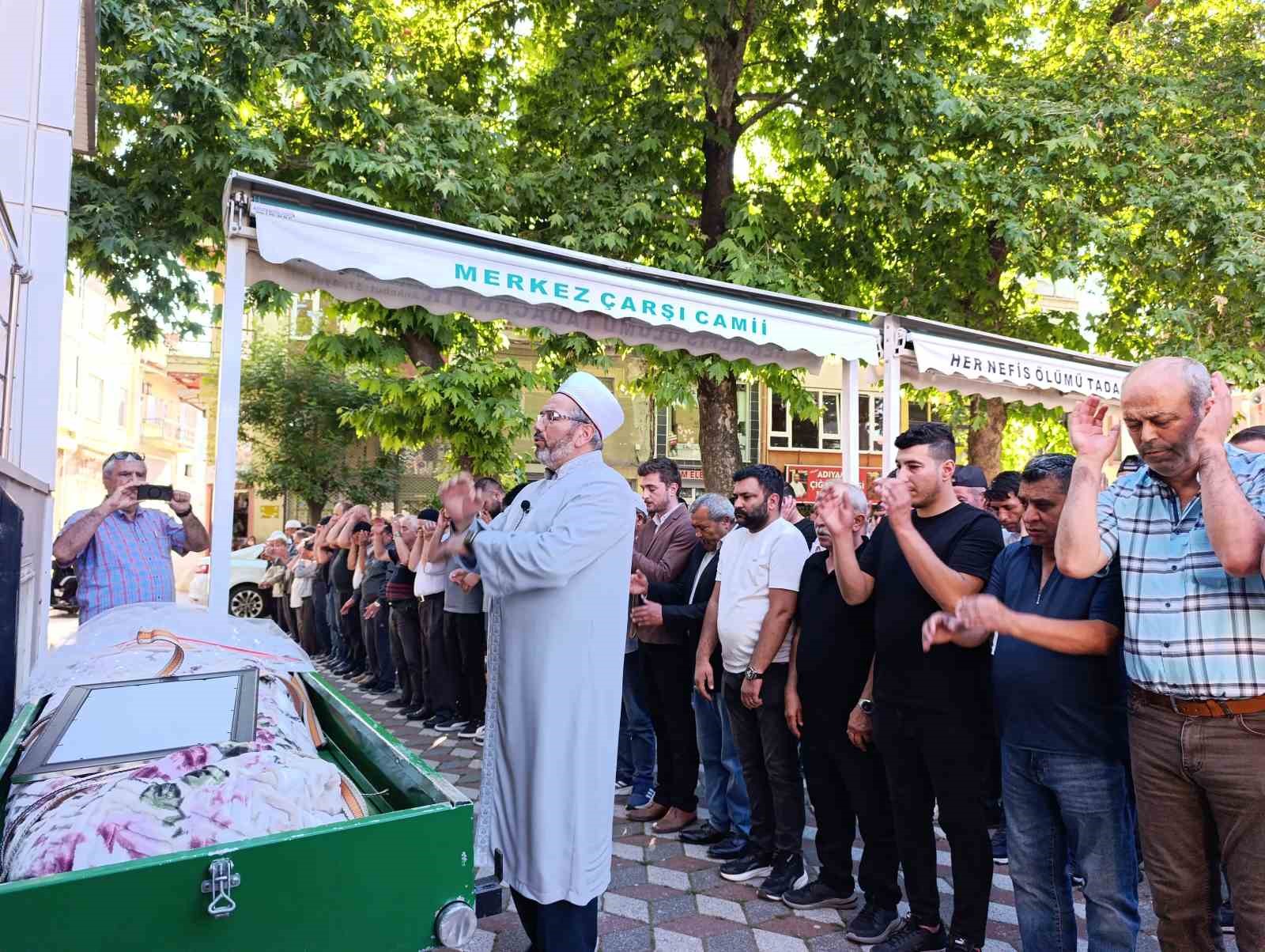 Park halindeki otomobilde ölü bulunan genç kız toprağa verildi