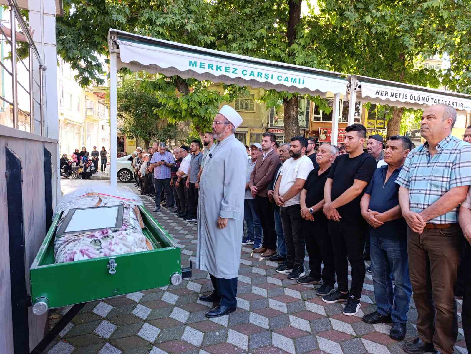 Park halindeki otomobilde ölü bulunan genç kız toprağa verildi