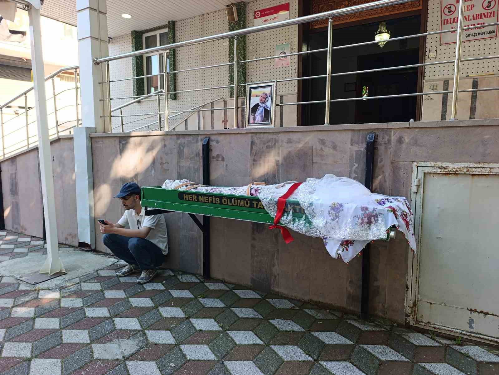 Park halindeki otomobilde ölü bulunan genç kız toprağa verildi