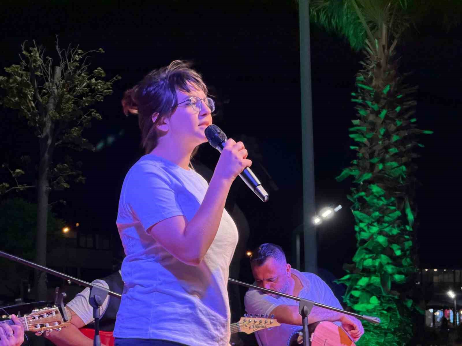 Burhaniye’de Gençlik Konseri yoğun ilgi gördü