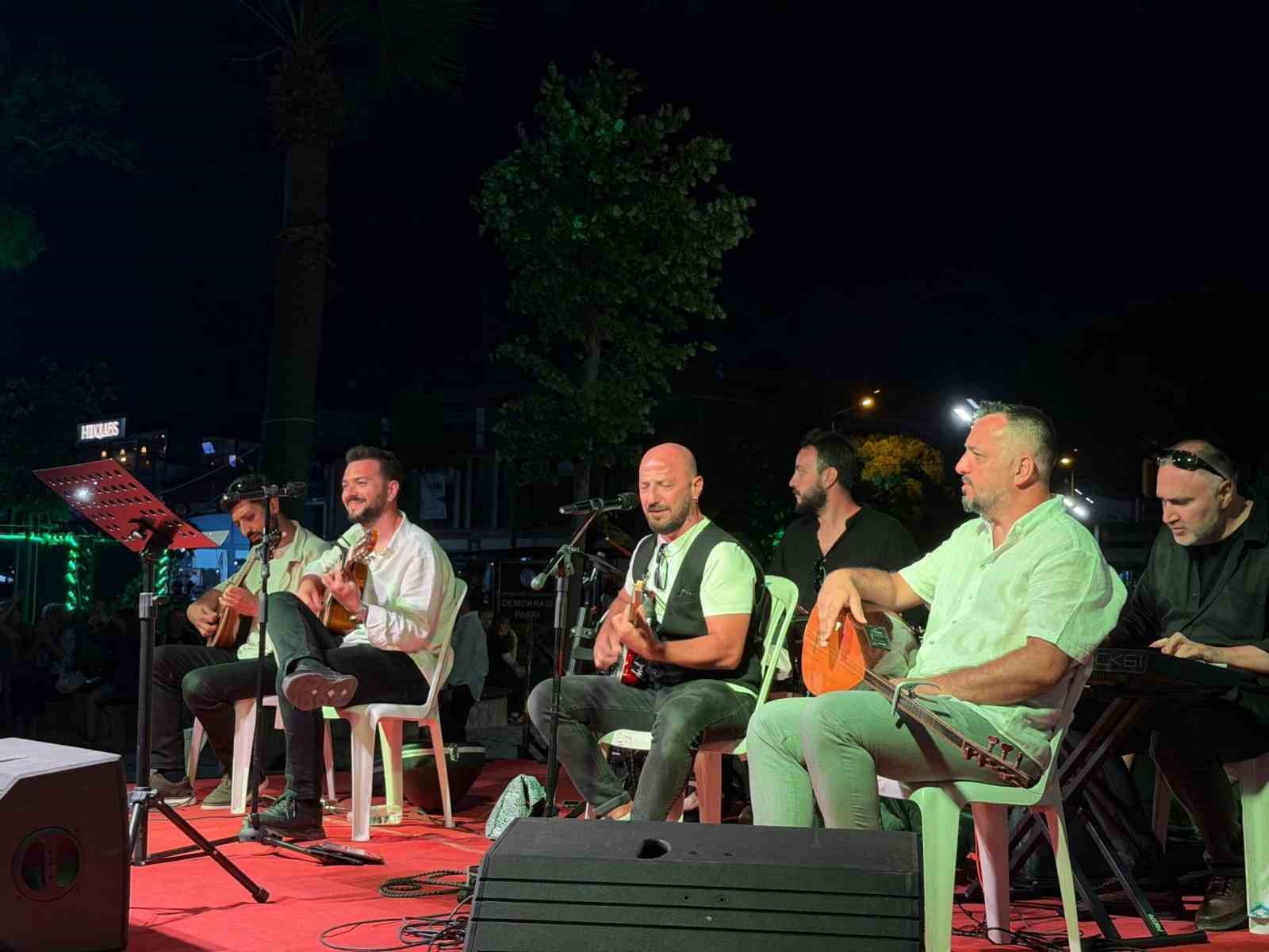 Burhaniye’de Gençlik Konseri yoğun ilgi gördü