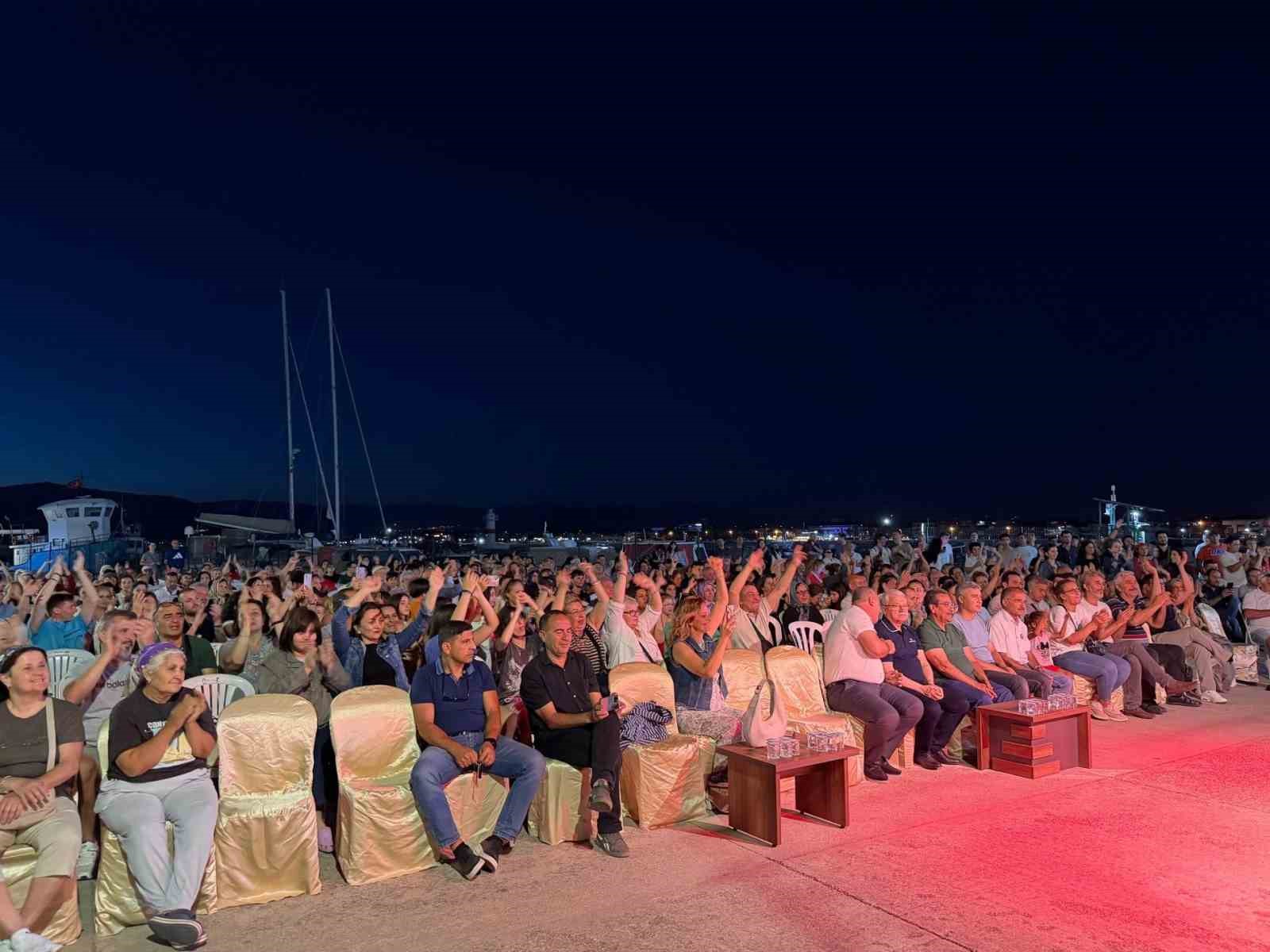 Burhaniye’de Gençlik Konseri yoğun ilgi gördü