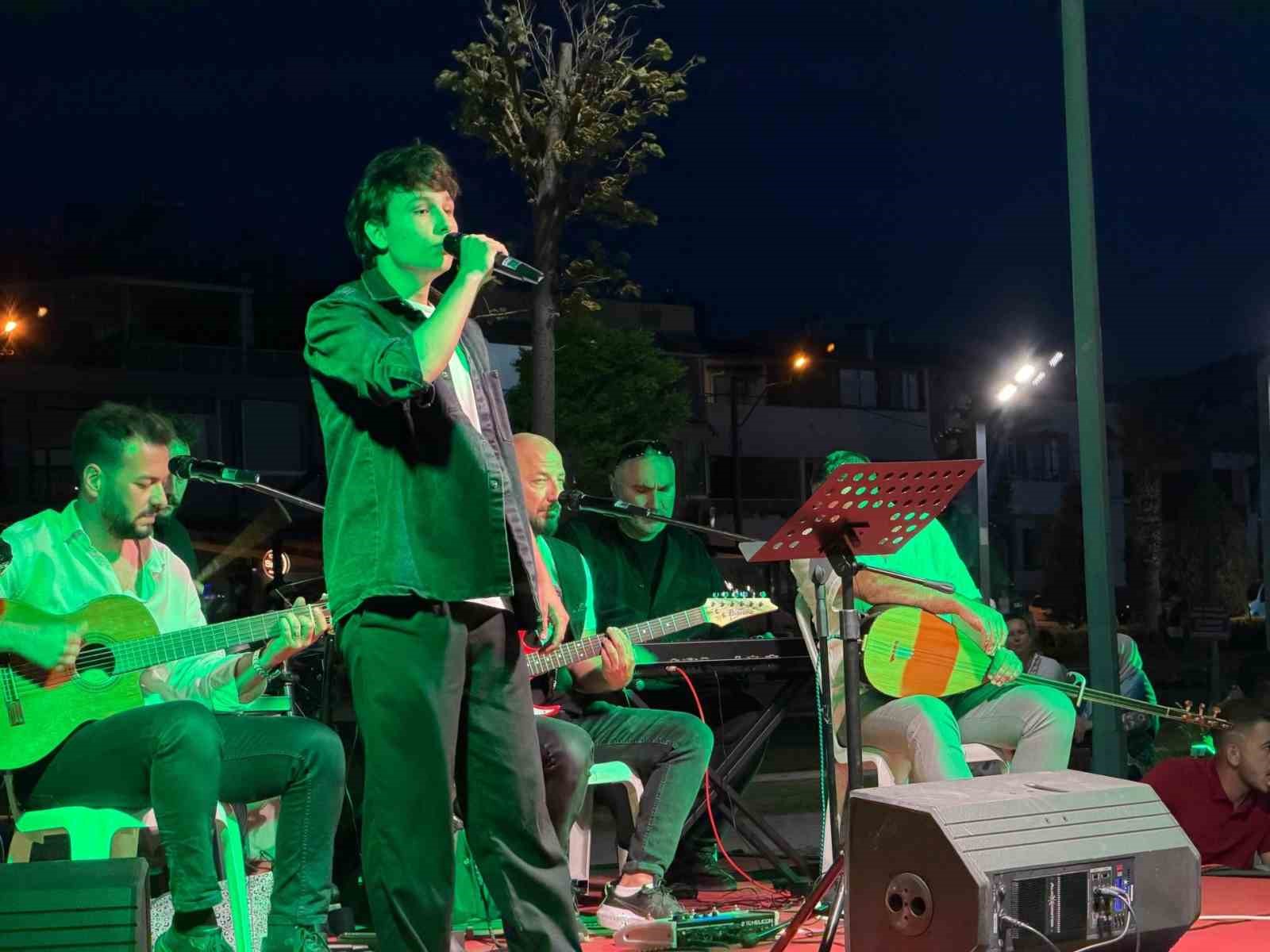Burhaniye’de Gençlik Konseri yoğun ilgi gördü